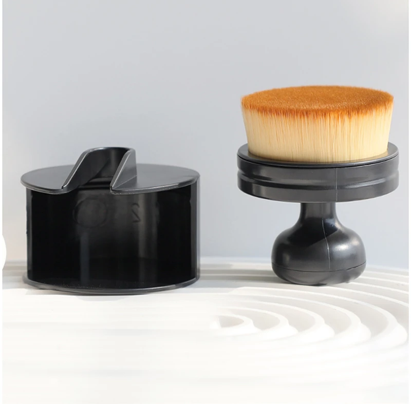 Foundation brush with storage case