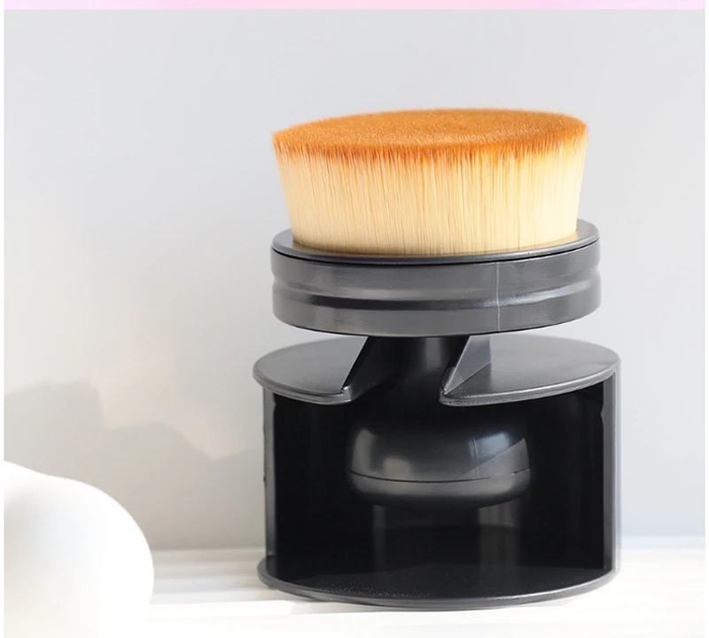Foundation brush with storage case